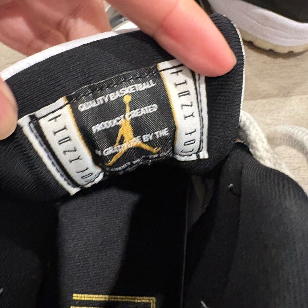 Air Jordan 11 Retro "Gratitude" sneakers - Picture 7 of 10